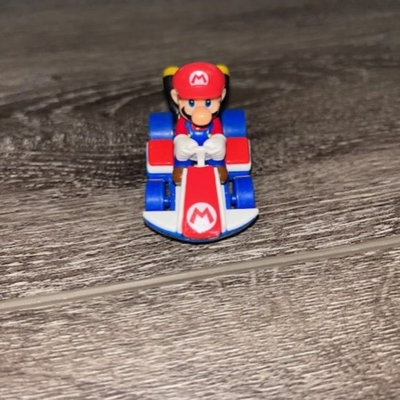 Hot Wheels GBG26 Mario Kart DieCast Mario Standard Kart Vehicle for Rainbow Road - Picture 2 of 3